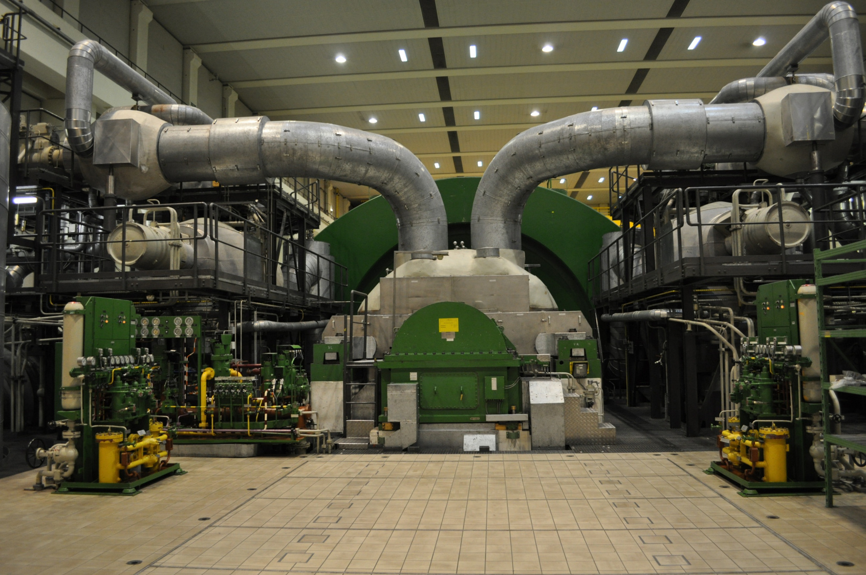 Ein mehrstufiges Turbinensystem treibt den Generator des Kraftwerkes an. Allein die Hochdruckturbine erbringt 40% der Leistung. Ein mehrstufiges Turbinensystem treibt den Generator des Kraftwerkes an. Allein die Hochdruckturbine erbringt 40% der Leistung.