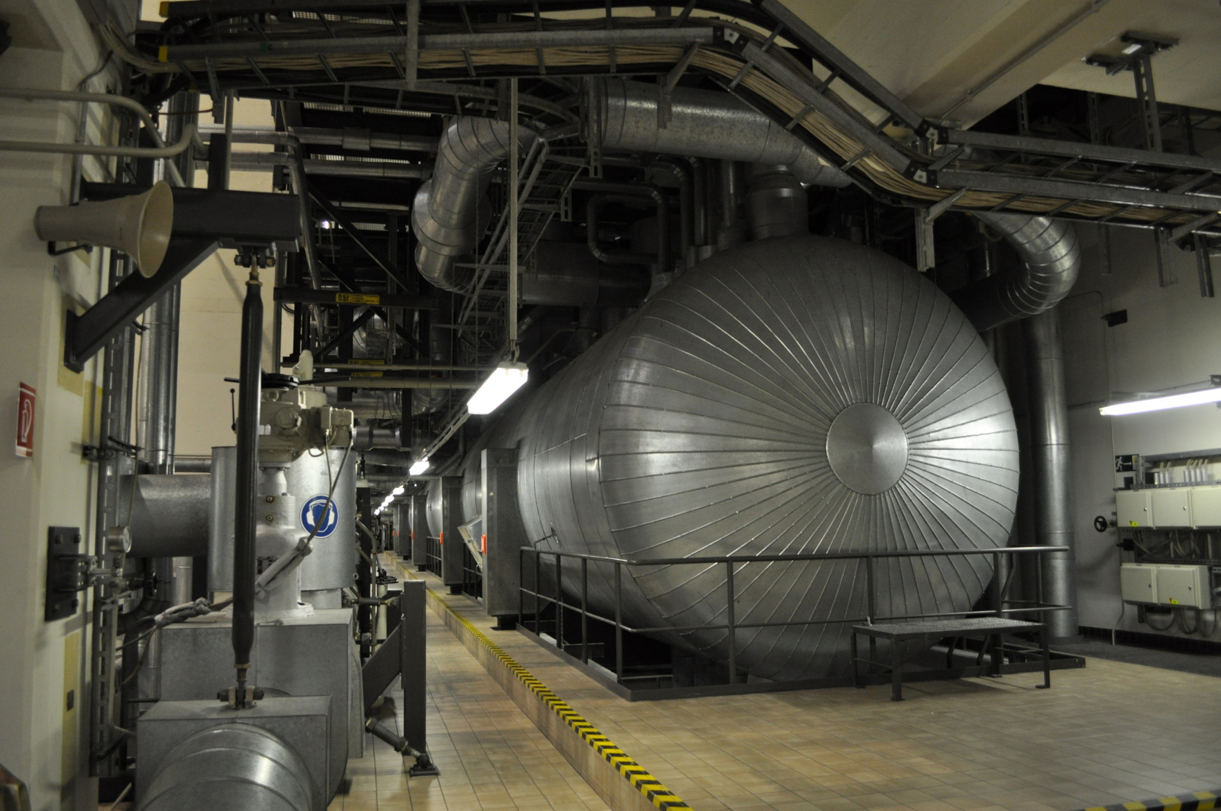 Das Kühlsystem erzeugt aus der Reaktorabwärme den Dampf für den Antrieb der Turbinen und schützt den Reaktor selbst vor Überhitzung. Die Kühlung ist wie alle wichtigen Teile des Kraftwerkes redundant ausgelegt. Das Kühlsystem erzeugt aus der Reaktorabwärme den Dampf für den Antrieb der Turbinen und schützt den Reaktor selbst vor Überhitzung. Die Kühlung ist wie alle wichtigen Teile des Kraftwerkes redundant ausgelegt.