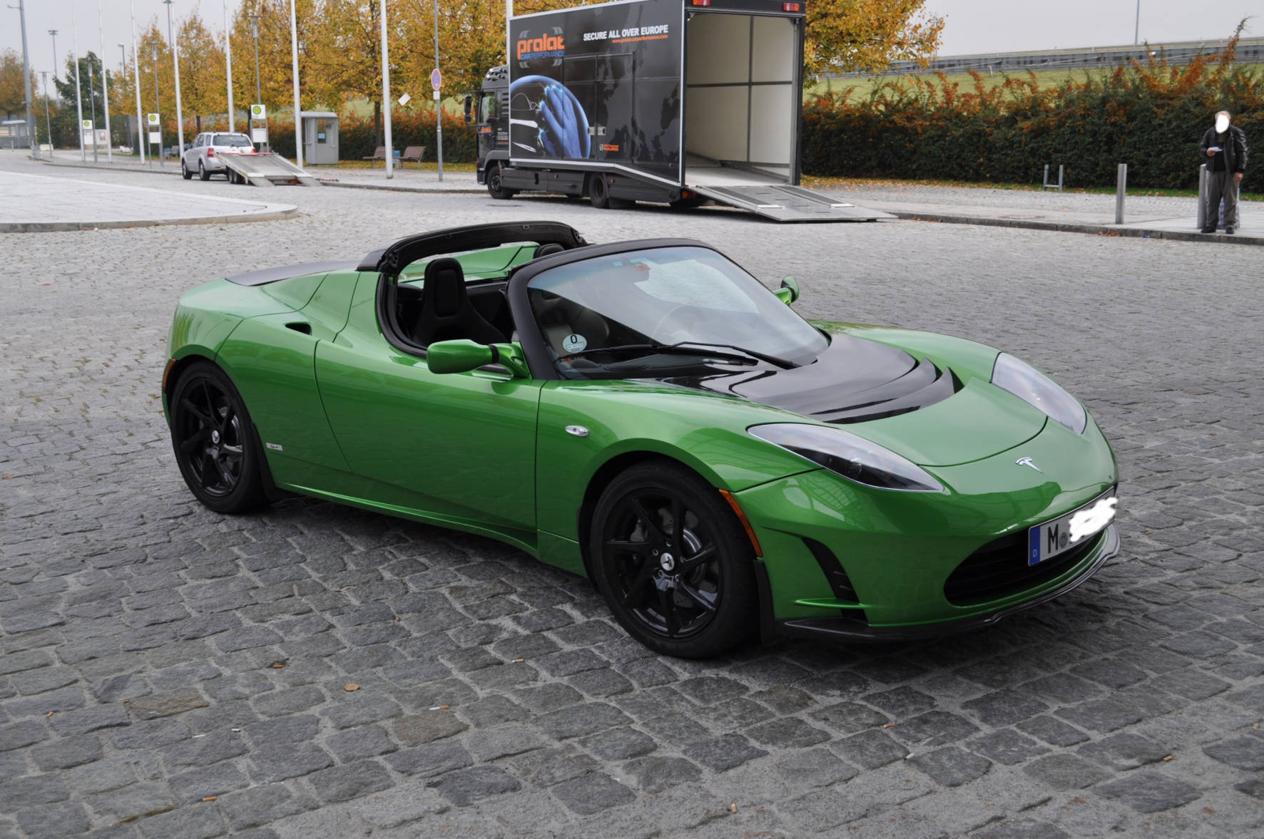 Der Tesla-Roadster besticht durch eine sensationelle Beschleunigung von 0 auf 100 km/ in nur 3,8 Sekunden. Wer will da noch sagen, Elektromobilität wäre „langweilig“?