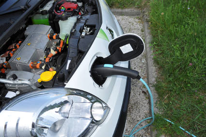 Blick in den Motorraum des Renault Kangoo Z.E.: Auch ein Elektromotor braucht seinen Platz. Der Synchronmotor aus dem Hause Continental ist als Einheit von Motor und (hier nicht sichtbar, weil unten liegend) Reduktionsgetriebe gebaut worden. Die 44 kW Motorleistung bringen bei 12.000 U/Min ein Drehmoment von 226 Nm auf die Welle. Blick in den Motorraum des Renault Kangoo Z.E.: Auch ein Elektromotor braucht seinen Platz. Der Synchronmotor aus dem Hause Continental ist als Einheit von Motor und (hier nicht sichtbar, weil unten liegend) Reduktionsgetriebe gebaut worden. Die 44 kW Motorleistung bringen bei 12.000 U/Min ein Drehmoment von 226 Nm auf die Welle.