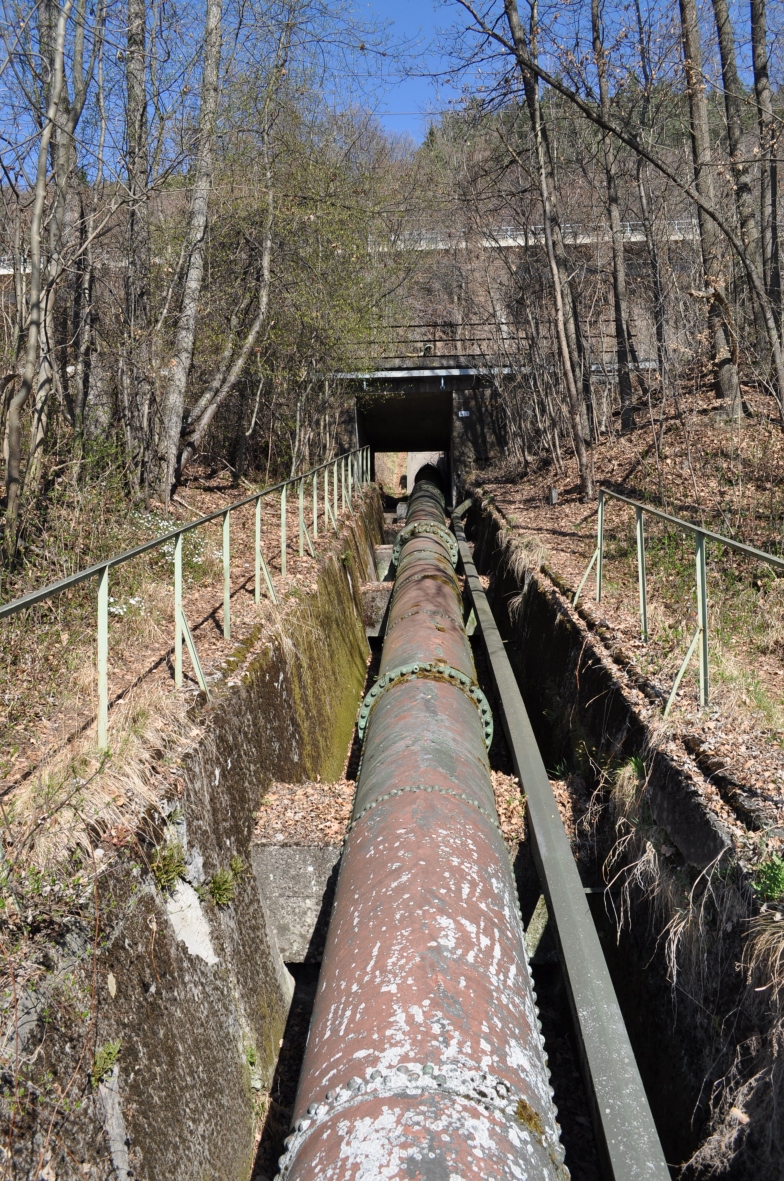 Nur aus der unmittelbaren Nähe nimmt man das Druckrohr des Forstsee-Kraftwerkes überhaupt wahr und dabei ist die Vegetation im März noch nicht einmal belaubt. Insgesamt gliedert sich die Anlage auch optisch hervorragend in das Umfeld dieser beliebten Ferienregion ein. Nur aus der unmittelbaren Nähe nimmt man das Druckrohr des Forstsee-Kraftwerkes überhaupt wahr und dabei ist die Vegetation im März noch nicht einmal belaubt. Insgesamt gliedert sich die Anlage auch optisch hervorragend in das Umfeld dieser beliebten Ferienregion ein.
