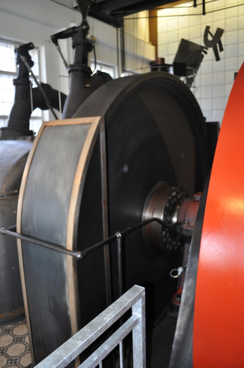 Die Massenträgheit des Schwungrades verhindert rasche Drehzahlschwankungen und trägt damit zur Netzstabilität bei. In modernen Anlagen bewirkt allein die Masse des Generator-Ankers diesen Effekt, wodurch ein Schwungrad nicht mehr benötigt wird. Die Massenträgheit des Schwungrades verhindert rasche Drehzahlschwankungen und trägt damit zur Netzstabilität bei. In modernen Anlagen bewirkt allein die Masse des Generator-Ankers diesen Effekt, wodurch ein Schwungrad nicht mehr benötigt wird.
