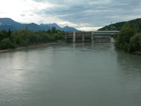 Staustufen regulieren den Fluss. Im Falle eines Hochwassers haben Entscheidungen hinsichtlich des Öffnen und Schließens der Wehre grundsätzlich Konsequenzen für weite Teile des Einzugsbereiches eines Gewässers. Staustufen regulieren den Fluss. Im Falle eines Hochwassers haben Entscheidungen hinsichtlich des Öffnen und Schließens der Wehre grundsätzlich Konsequenzen für weite Teile des Einzugsbereiches eines Gewässers.