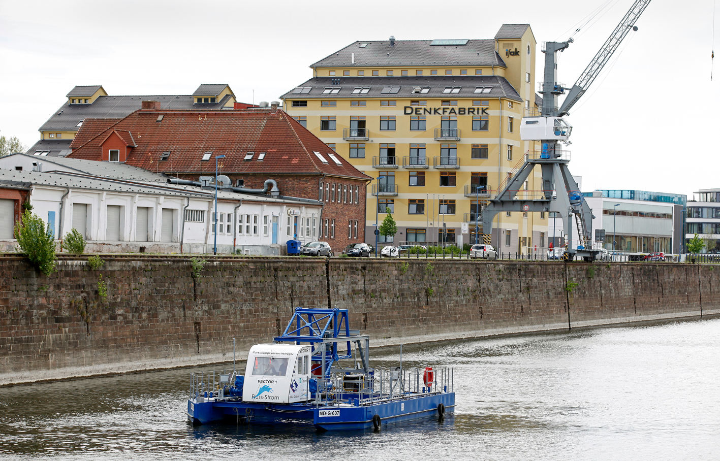 Der VECTOR Versuchsträger ist ca. 14 m lang und ca. 8 m breit. Nördlich vom Wissenschaftshafen Magdeburg wurde er 2012 verankert und steht Forschungsprojekten auf der Elbe zur Verfügung. Quelle: Presseinformation des Fraunhofer IFF vom 15.5.2012 „Flusskraft fürs Stromnetz“, © Dirk Mahler Der VECTOR Versuchsträger ist ca. 14 m lang und ca. 8 m breit. Nördlich vom Wissenschaftshafen Magdeburg wurde er 2012 verankert und steht Forschungsprojekten auf der Elbe zur Verfügung. Quelle: Presseinformation des Fraunhofer IFF vom 15.5.2012 „Flusskraft fürs Stromnetz“, © Dirk Mahler