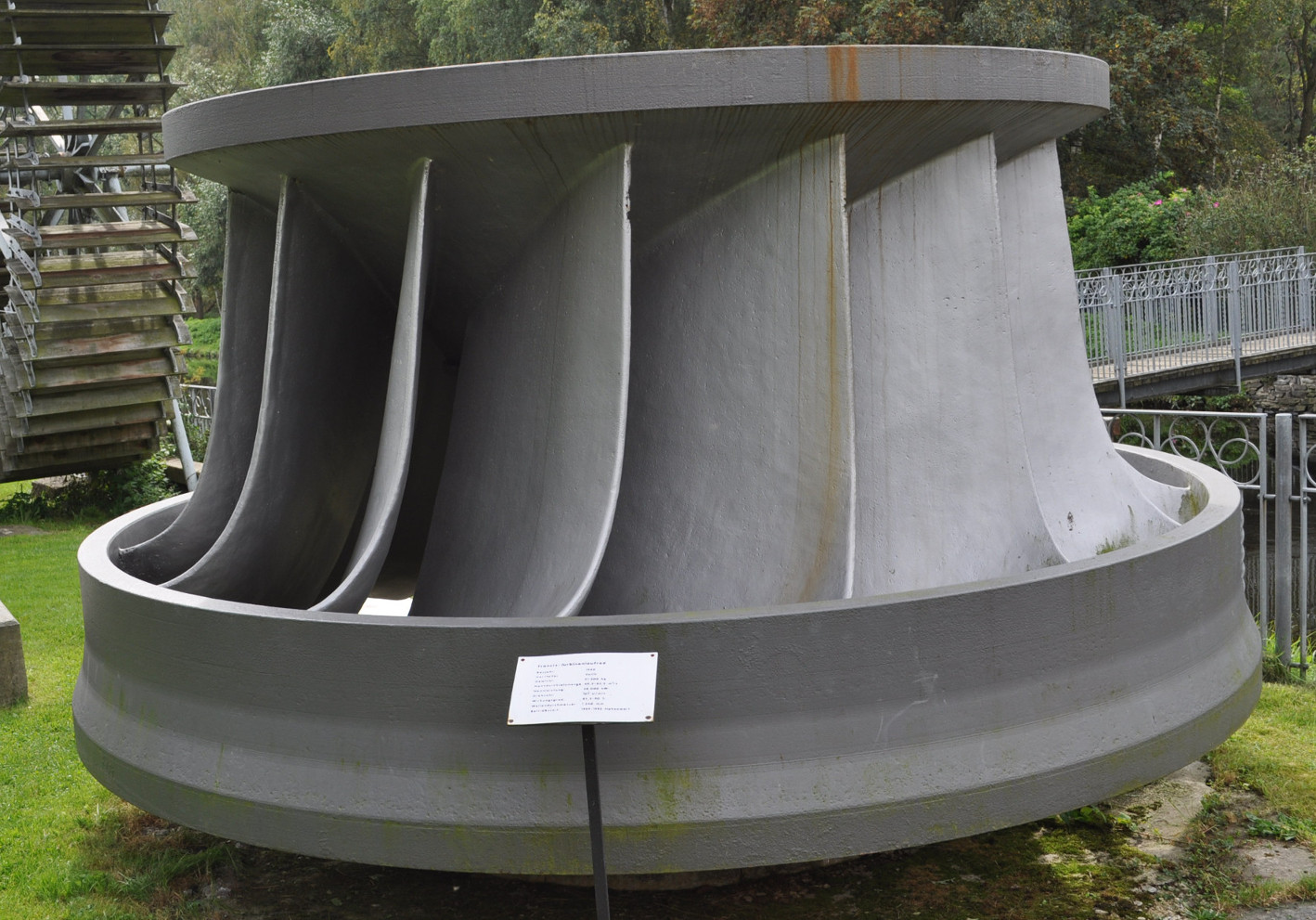 Laufrad einer großen Franzis-Turbine (Exponat des Wasserkraftmuseums Ziegenrück) mit einem Schluckvermögen von bis zu 85m3/s. Die Anlage leistete ca. 28 MW. Laufrad einer großen Franzis-Turbine (Exponat des Wasserkraftmuseums Ziegenrück) mit einem Schluckvermögen von bis zu 85m3/s. Die Anlage leistete ca. 28 MW.