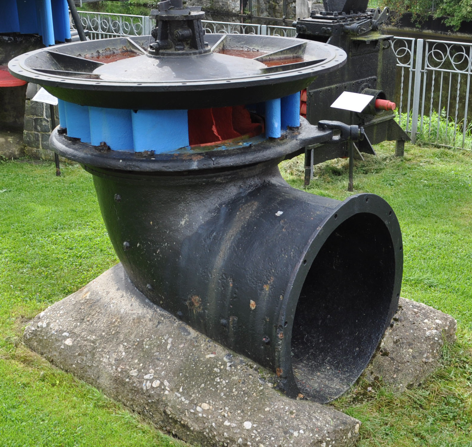 Die Franzis-Schachtturbine – das Foto zeigt ein Exponat des VEAG-Wasserkraftmuseums Ziegenrück – kann an Standorten mit kleinen bis mittleren Fallhöhen eingesetzt werden. Sie hat jedoch bei nur 39.7 kW Leistung ein Schluckvermögen von 1210 l/s. Die Franzis-Schachtturbine – das Foto zeigt ein Exponat des VEAG-Wasserkraftmuseums Ziegenrück – kann an Standorten mit kleinen bis mittleren Fallhöhen eingesetzt werden. Sie hat jedoch bei nur 39.7 kW Leistung ein Schluckvermögen von 1210 l/s.