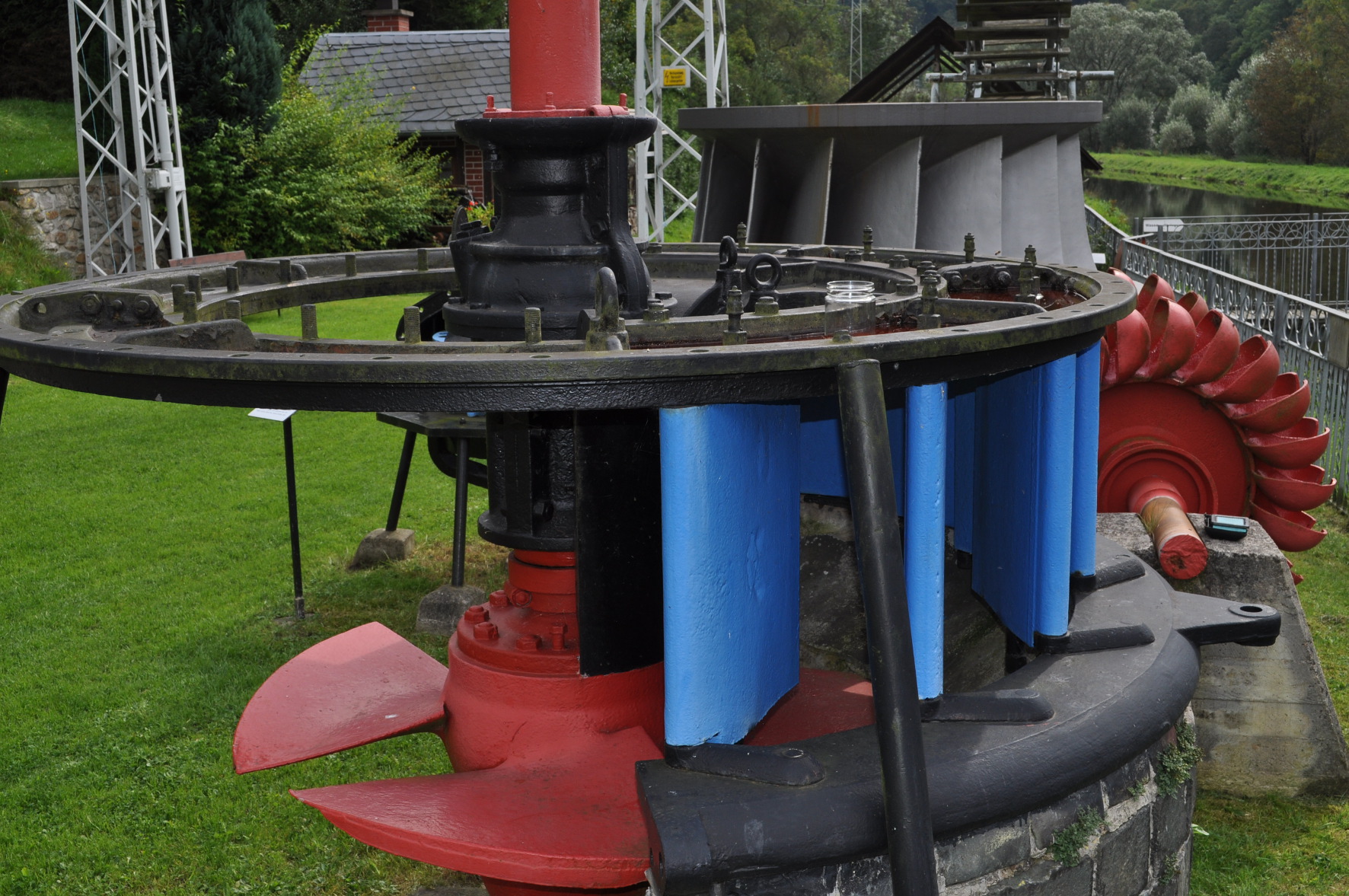Der Leitapparat der Kaplan-Turbine etwas näher dargestellt: Ein Umlaufender Kranz ist mit allen Flügeln des Leitapparates verbunden. Die Drehung dieses Kranzes wirkt auf alle Flügel also gleichermaßen und reguliert die Wasserbeaufschlagung. Das Foto zeigt ein Exponat des VEAG-Wasserkraftmuseums Ziegenrück/Thüringen Der Leitapparat der Kaplan-Turbine etwas näher dargestellt: Ein Umlaufender Kranz ist mit allen Flügeln des Leitapparates verbunden. Die Drehung dieses Kranzes wirkt auf alle Flügel also gleichermaßen und reguliert die Wasserbeaufschlagung. Das Foto zeigt ein Exponat des VEAG-Wasserkraftmuseums Ziegenrück/Thüringen