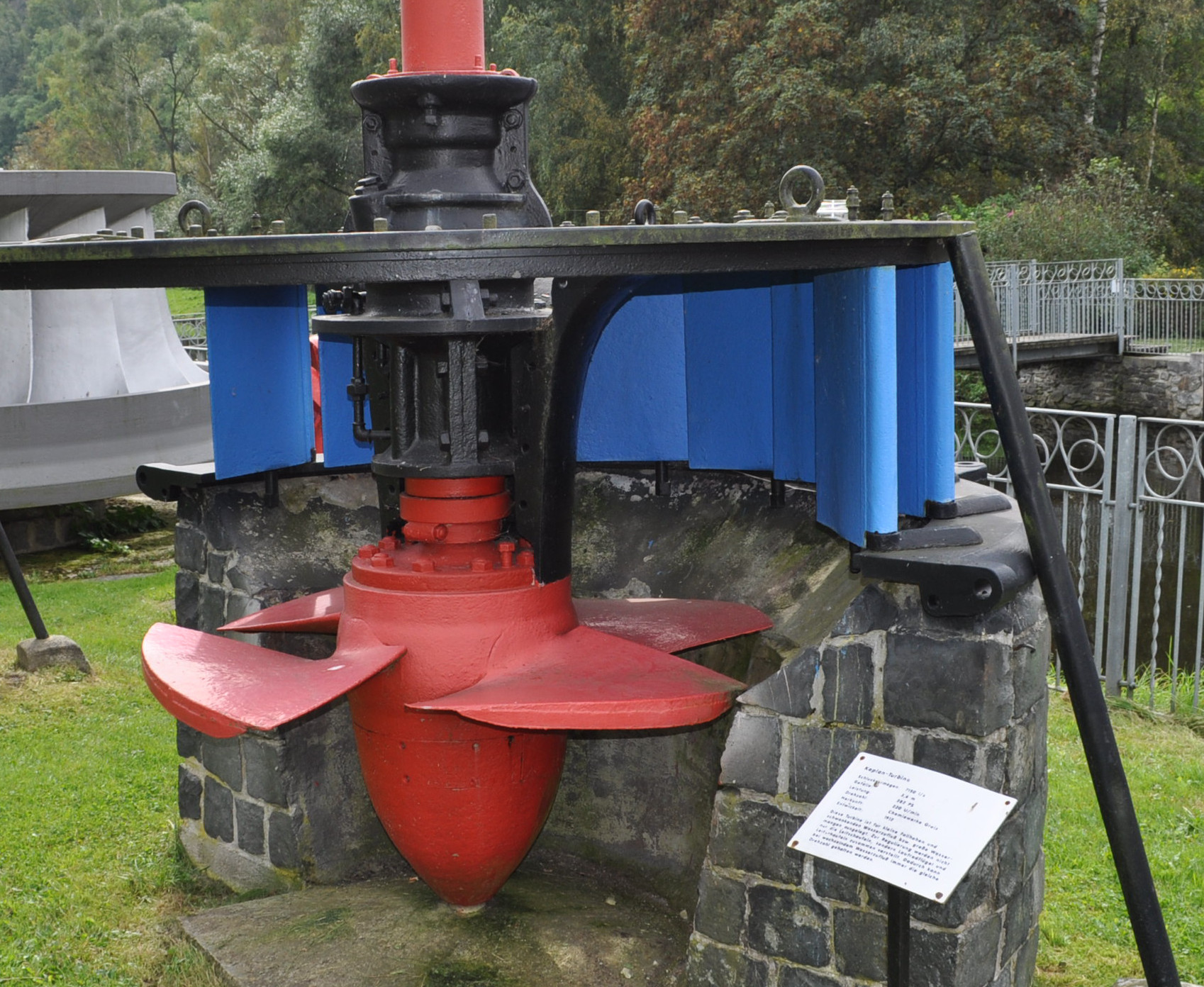 Das Exponat des VEAG-Wasserkraftmuseums Ziegenrück zeigt eine Kaplanturbine mit aufgeschnittenem Leitapparat. Das Laufrad ähnelt dem einer Schiffsschraube. Die Besonderheit dieser Turbine ist, dass sowohl Leitapparat als auch Laufrad verstellbar sind. Das Exponat des VEAG-Wasserkraftmuseums Ziegenrück zeigt eine Kaplanturbine mit aufgeschnittenem Leitapparat. Das Laufrad ähnelt dem einer Schiffsschraube. Die Besonderheit dieser Turbine ist, dass sowohl Leitapparat als auch Laufrad verstellbar sind.