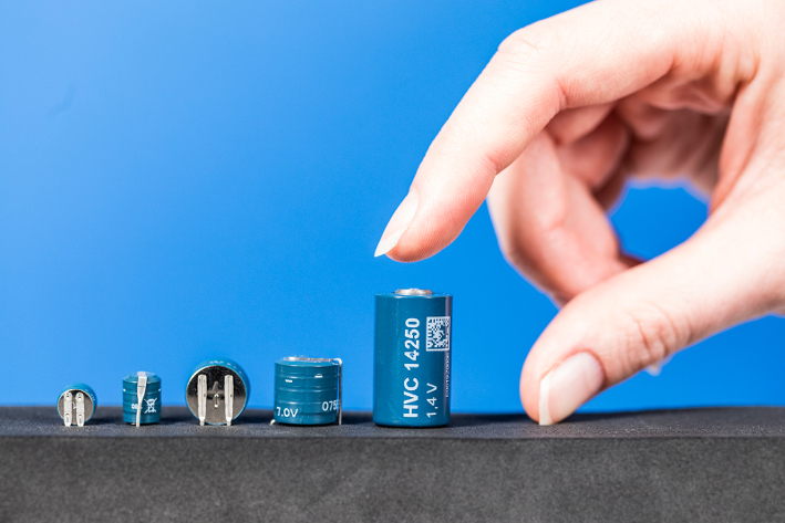 Mit den PowerCaps kommt ein leistungsstarker Hybrid-Speicher auf den Markt, der die Vorteile von Akku und Kondensator vereint. © Foto Fraunhofer IPA/Rainer Bez Mit den PowerCaps kommt ein leistungsstarker Hybrid-Speicher auf den Markt, der die Vorteile von Akku und Kondensator vereint. © Foto Fraunhofer IPA/Rainer Bez