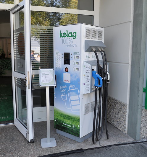 Am Modell einer KELAG-Ladesäle können sich Interessenten die Ladetechnologien erläutern lassen. Am Modell einer KELAG-Ladesäle können sich Interessenten die Ladetechnologien erläutern lassen.