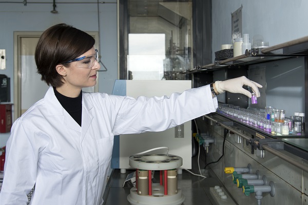 Dr. Jennifer Ludwig mit Proben aus den Optimierungsreihen, die letztlich zum Material mit der derzeit höchsten elektrochemischen Performance. Foto: Andreas Battenberg / TUM Dr. Jennifer Ludwig mit Proben aus den Optimierungsreihen, die letztlich zum Material mit der derzeit höchsten elektrochemischen Performance. Foto: Andreas Battenberg / TUM